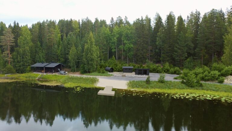 3D-visualisointi Lampilan saunamaailmasta, jossa kolme saunaa ja poreallas sijoitettuna järvimaisemaan.
