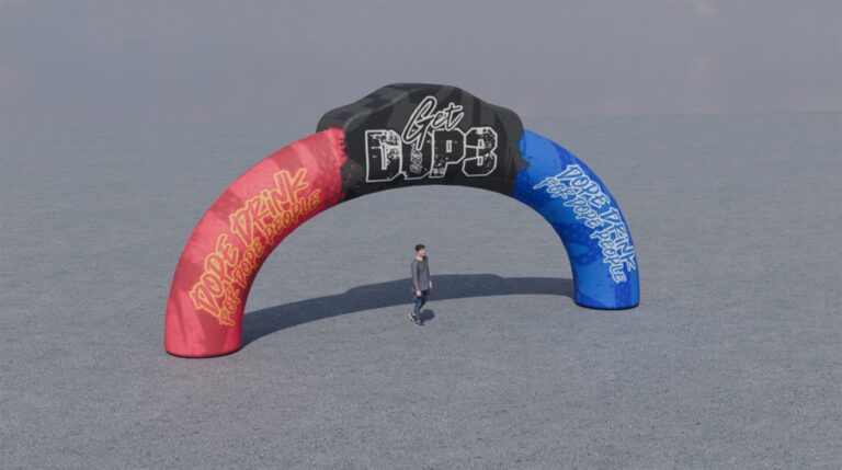 3D-malli promootiokaaresta, jossa on punainen ja sininen puolisko sekä musta keskielementti Get DOP3 -logolla. Ihminen seisoo kaaren alla mittasuhteiden havainnollistamiseksi.