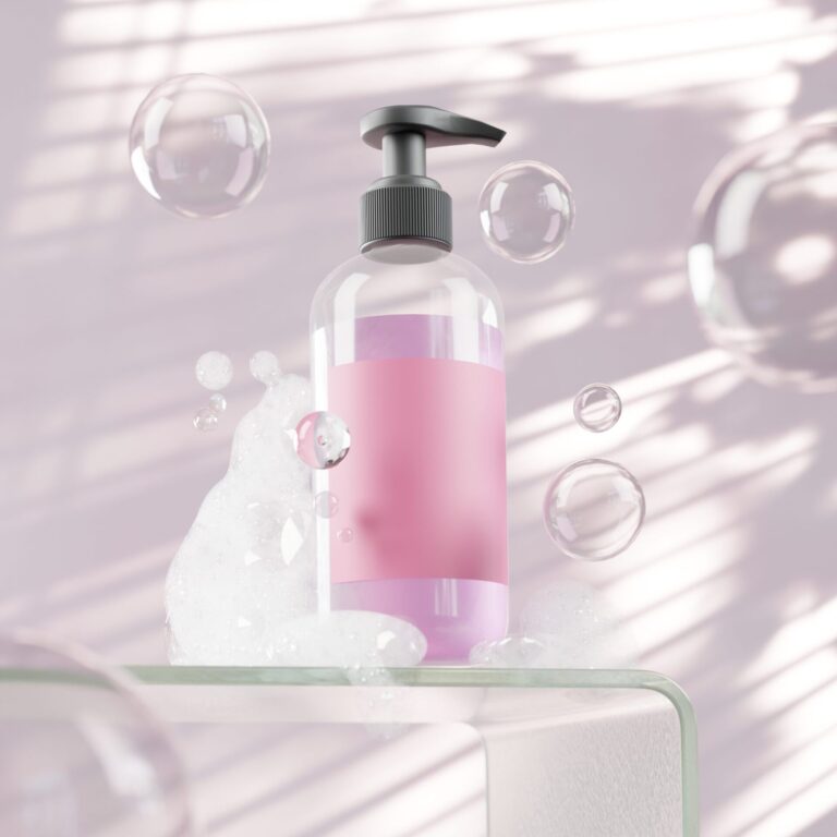 3D-renderöity pumppupullo, jossa on vaaleanpunainen neste. Pullon ympärillä on saippuavaahtoa ja läpinäkyviä kuplia vaaleassa valaistuksessa.