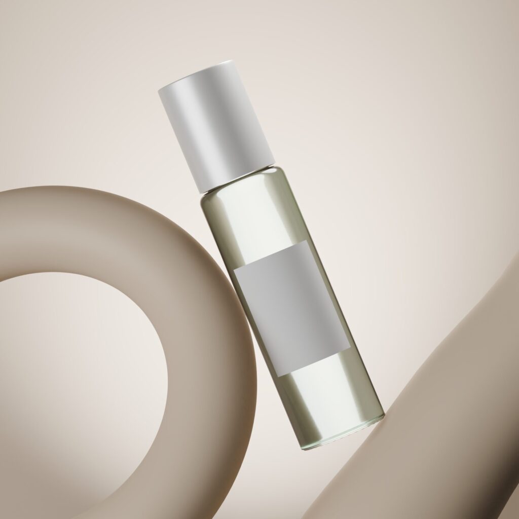 3D-renderöity kapea lasipullo vaalealla etiketillä, asetettuna abstraktien, pehmeämuotoisten pintojen väliin.