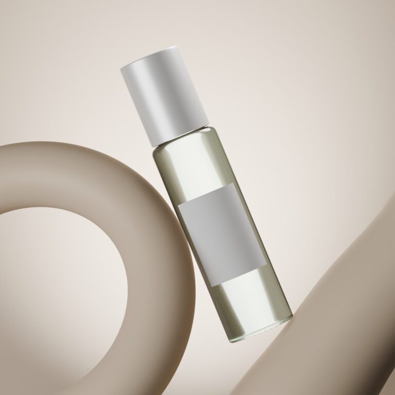 3D-renderöity kapea lasipullo vaalealla etiketillä, asetettuna abstraktien, pehmeämuotoisten pintojen väliin.